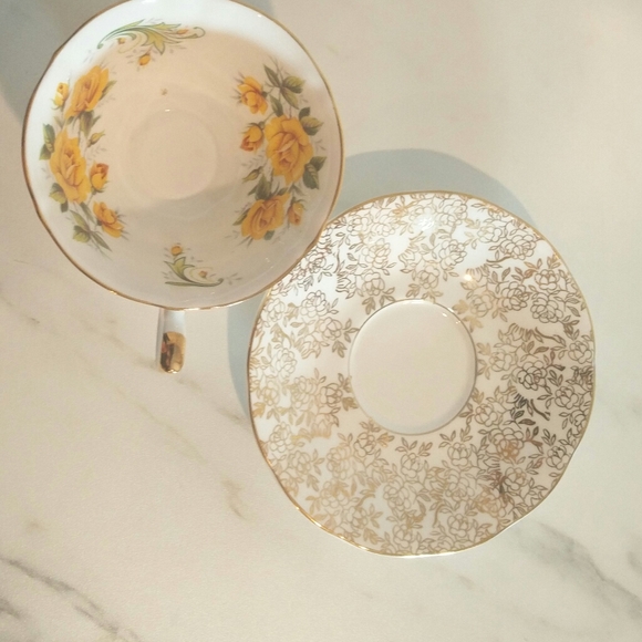 Staffordshire England Elizabethan Fine Bone China Hand Decorated Tea Cup Saucer - Picture 3 of 7